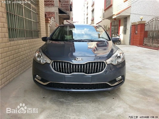 K3 Kia Subcompact Car 4-drzwiowa limuzyna z wysoką rozdzielczością ekranu dotykowego