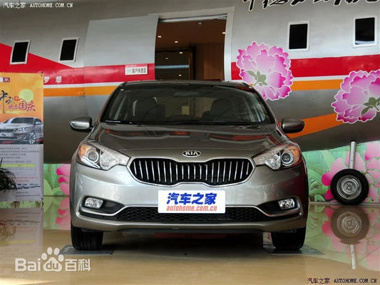 K3 Kia Subcompact Car 4-drzwiowa limuzyna z wysoką rozdzielczością ekranu dotykowego